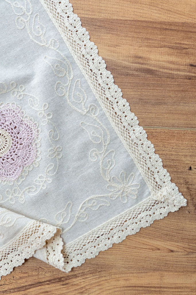 Pembe Nakışlı Dantelli Keten Runner 90x90 cm