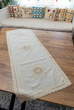 Görseli Galeri görüntüleyiciye yükleyin, Krem Nakışlı Dantelli Keten Runner 50x130 cm