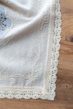 Görseli Galeri görüntüleyiciye yükleyin, Mavi Nakışlı Dantelli Keten Runner 50x130 cm