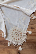 Görseli Galeri görüntüleyiciye yükleyin, Krem Nakışlı Dantelli Keten Runner 130x130 cm