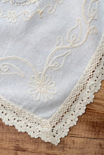 Görseli Galeri görüntüleyiciye yükleyin, Mavi Nakışlı Dantelli Keten Runner 90x90 cm