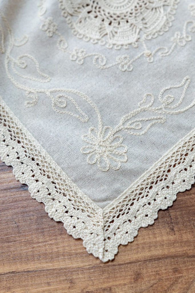Krem Nakışlı Dantelli Keten Runner 45x45 cm