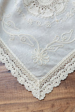 Görseli Galeri görüntüleyiciye yükleyin, Krem Nakışlı Dantelli Keten Runner 45x45 cm
