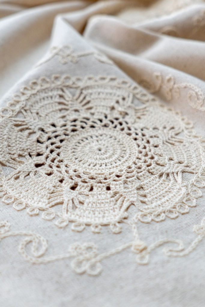 Krem Nakışlı Dantelli Keten Runner 45x45 cm