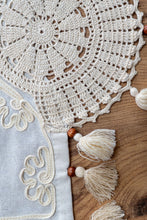 Görseli Galeri görüntüleyiciye yükleyin, Krem Nakışlı Dantelli Keten Runner 50x130 cm