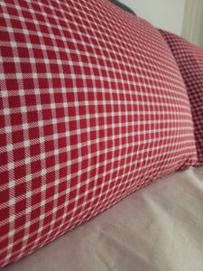 Kırmızı Pötikare Desenli Pamuklu Pazen Yastık Kılıfı – Yumuşak Dokulu Kışlık Dekoratif Kılıf 2 lİ