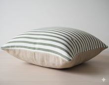 Görseli Galeri görüntüleyiciye yükleyin, Yeşil Çizgili Keten Yastık Kılıfı